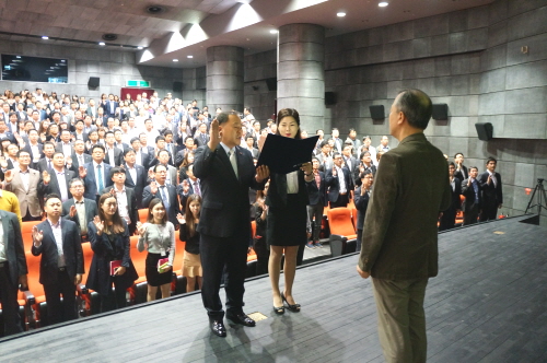  변종운 흥국생명보험 사장과 임직원 남녀 대표가 4일 '흥국 금융소비자보호헌장' 선포식에서 헌장을 읽고 있다. ⓒ 흥국생명