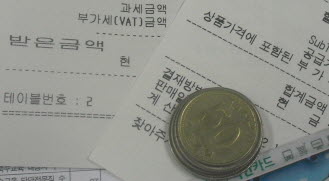 부가가치세 등 간접세로 세수 확충을 추진하자는 일각의 주장에 대해 오히려 조세 불평등, 소득 재분배 효과의 실패 등 문제를 풀 때라는 비판이 나오고 있다. 이에 따라 소득세의 물가연동제 등으로 저소득층에 대한 세부담 경감 효과를 줘야 한다는 연구가 눈길을 끌고 있다. ⓒ 프라임경제