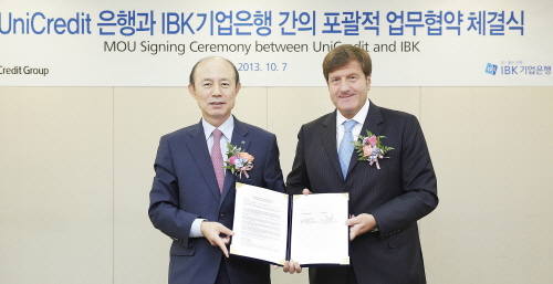 7일 유석하 기업은행 글로벌·자금시장본부장(왼쪽)과 지안프랭코 비쟈니 유니크레딧은행 중앙·동유럽 부본부장이 협약식을 마치고 기념촬영을 하고 있다. ⓒ 기업은행