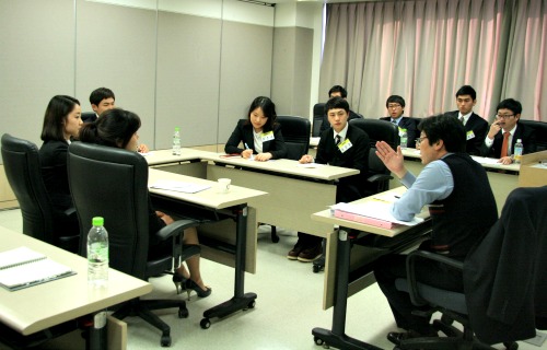  전남대학교의 취업지원 프로그램 가운데 하나인 집단면접 실습 장면.  ⓒ 전남대 제공