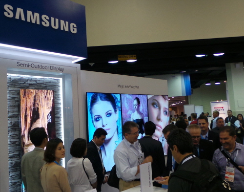  삼성전자가 CIO(Chief Information Officer) 대상 세계 최대 컨퍼런스인 '가트너 심포지엄 IT엑스포 2013(Gartner Symposium ITxpo 2013)'에서 다양한 기업용 솔루션을 선보이며 B2B 시장 공략을 더욱 강화한다. 삼성전자는 스마트폰, 노트북, 프린터, 전자칠판 등의 다양한 상업용 디스플레이(LFD), 의료기기를 포함한 기업용 제품군과 함께 기업의 업무 효율을 향상시키는 다양한 솔루션을 소개하며 기술 마케팅을 펼쳤다. ⓒ 삼성전자