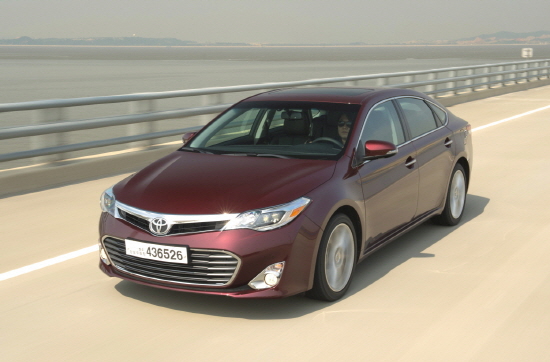  더욱 스포티해진 4세대 아발론이 미국에서의 돌풍을 치열한 경쟁을 펼치고 있는 국내시장에서도 이어갈 전망이다. Ⓒ 한국토요타