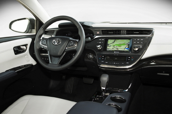  실내 인테리어는 최첨단 기술과 기술적 세련도를 예술적인 수준으로 깎아내면서 프리미엄급 실내 공간을 구현했다. Ⓒ 한국토요타