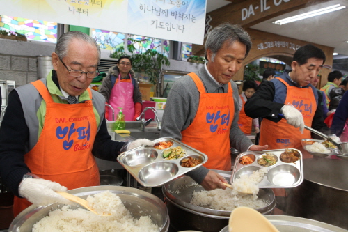  강신호 동아쏘시오그룹 회장(사진 좌측)을 비롯한 임직원들은 매년 무료급식소를 찾아 '밥퍼나눔'을 통해 노숙인들에게 따뜻한 급식을 식사를 제공하고 있다. ⓒ 동아쏘시오그룹