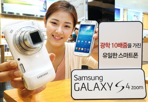  삼성전자가 세계 최초로 광학 10배줌 기능을 갖고 있는 LTE 스마트폰 '갤럭시 S4 줌(GALAXY S4 zoom)'을 국내 시장에 출시한다. 삼성전자 모델이 서울 서초동 딜라이트숍에서 신제품 '갤럭시 S4 줌'을 소개하고 있다. ⓒ 삼성전자