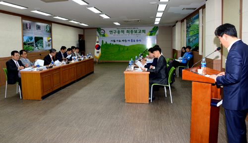  광산구는 지난 16일 구청 상황실에서 민형배 광산구청장, 국강현 광산구의원, 명등룡 광주시비정규직센터소장, 폴인사이트관계자 등이 참여한 가운데 민간부문 비정규직 실태조사 연구용역 최종 보고회를 가졌다.ⓒ광주광역시 광산구