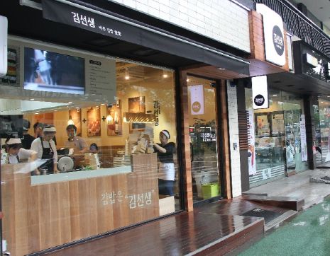  김밥의 김과 밥처럼 검정과 흰색, 여기에 우드톤을 더해 심플하면서도 따뜻한 느낌을 주는 김선생 매장. ⓒ 김선생