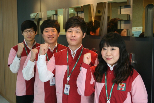  세븐일레븐 '가맹점주 자녀 채용우대제도'를 통해 10월 최종 합격한 세븐일레븐 신입사원들. ⓒ 세븐일레븐