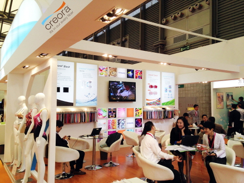  효성이 21~24일 중국 상하이에서 열리는 세계 최대 섬유 관련 전시회인 인터텍스타일 전시회에 국내 5개 중소업체 및 중국 17개 고객사와 함께 공동 부스를 운영하는 등 상생 전시회를 열었다. 사진은 인터텍스타일 전시회 효성 크레오라 부스. ⓒ 효성