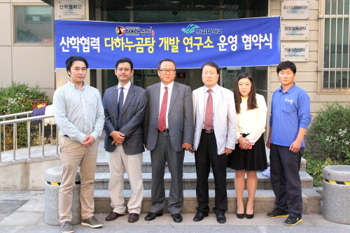  최계경 다하누 대표(사진 좌측 세번째)가 다하누곰탕과 한림대와의 산학협력으로 곰탕개발연구소를 운영키로 결정한 후 기념촬영을 하고 있다. ⓒ 다하누