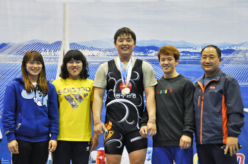  광주은행 역도부 소속 전대운 선수가 인천에서 열린 제94회 전국체전에서 은메달 2개를 획득했다 (사진 왼쪽부터 광주은행 역도부 추진리 선수, 이애라 선수, 전대운 선수, 김성효 선수, 고광구 감독)  ⓒ광주은행