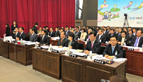  25일 열린 전북도, 전남도, 광주시, 제주도 교육청에 대한 국회 교육문화관광위원회 국정감사에서 소속 공무원들이 의원들의 질의를 청취하고 있다.ⓒ장철호 기자