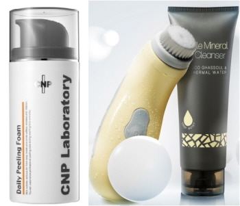 CNP차앤박화장품 CNP 데일리 필링 폼(사진 좌), 소망화장품 다나한 음파 물광 클렌징 세트(사진 우). ⓒ 각사