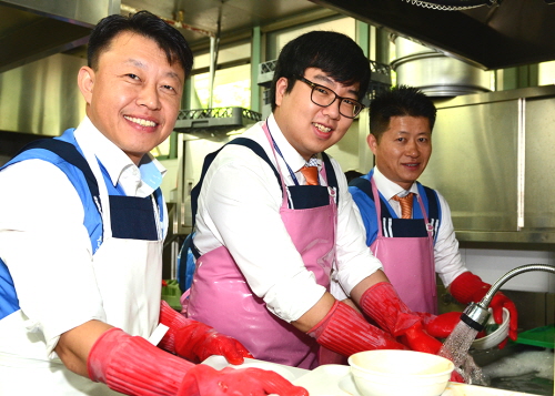  신한생명 서대문지점 설계사와 직원들이 서대문노인종합복지관을 찾아 무료급식 봉사활동을 실시하고 있다. ⓒ 신한생명