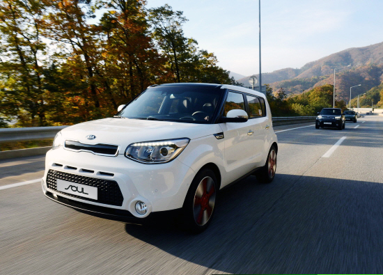  2세대 쏘울은 추가된 첨단 기술로 인해 차체가 1세대와 비교해 무거워지면서 연비도 조금 낮아졌지만, 정숙성과 승차감 측면에서 눈에 띄게 향상되면서 높은 완성도를 자랑했다. Ⓒ 기아자동차