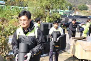 서울 서초구 남태령 전원마을을 찾은 NH농협금융지주와 NH농협증권, NH농협선물, NH농협캐피탈, NH-CA자산운용 계열 4개사 임직원 50여명이 사랑의 연탄배달 및 기부 자원봉사를 하고 있다. ⓒ NH농협증권