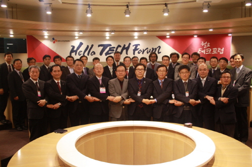  CJ헬로비전은 '기술 상생'을 통한 혁신의 방송통신융합 생태계를 구축하기 위해 국내외 방송기술기업 및 학계 전문가를 모시고 헬로테크포럼을 개최했다. 사진은 지난해 열린 '헬로테크포럼'에서 CJ헬로비전 변동식 대표를 비롯한 경영진과 기술기업 대표들이 기념촬영하고 있다. ⓒ CJ헬로비전