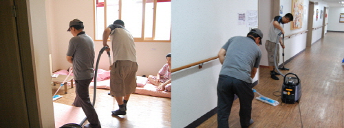  자매결연을 맺은 노인요양시설 '자광원'에서 봉사활동을 하고 있는 (주)강산리싸이클링 임직원들.  = 정수지 기자