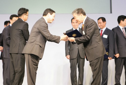  전남 고흥군이 대한민국 생산성대상을 3년 연속 수상했다. 사진 우측 박병종 고흥군수. ⓒ고흥군