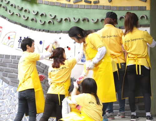  KB국민카드는 경기도 외곽 소재 3개 초&middot;중학교 담장에 꿈과 희망을 담은 조형 벽화 조성 사업을 성공리에 마쳤다. ⓒ KB국민카드