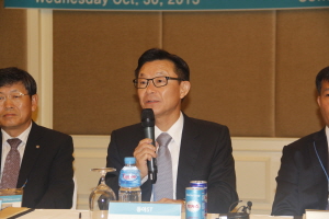 박찬일 사장이 캄보디아에서의 박카스 성공신화와 관련한 설명을 하고 있다. = 조민경 기자