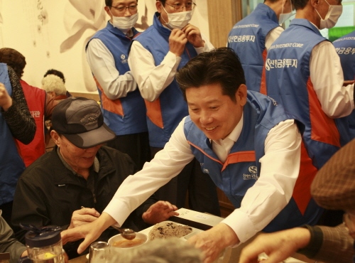 강대석 신한금융투자 사장이 마포노인종합복지관 어르신들에게 배식을 하고 있다. ⓒ 신한금융투자
