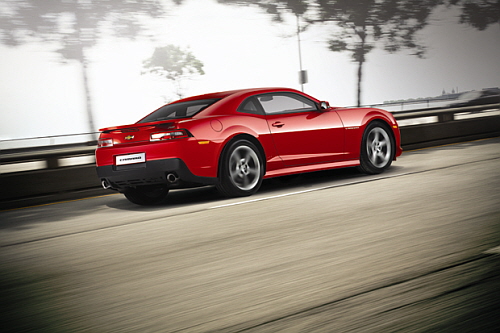  '2014 카마로RS'는 기존 브랜드 DNA를 이어받은 강렬하고 세련된 새 외관 디자인과 함께 첨단 편의사양 등이 적용됐으며, 스포티한 디자인과 함께 레이싱 감성을 제공한다. ⓒ 한국GM