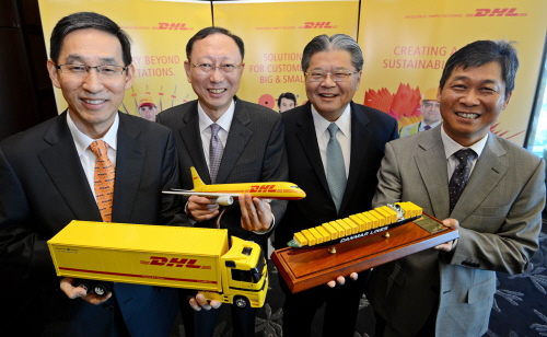  DHL은 특송 및 물류 산업의 글로벌 마켓리더이자 세계를 대표하는 물류기업으로 고객들에게 국제특송, 항공운송, 해상운송, 육상운송, 계약물류, 국제 우편 서비스 등을 전문적으로 제공하고 있다. ⓒ DHL