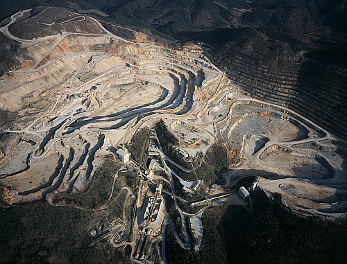  동양그룹 주요 계열사에 대한 회생절차개시가 결정됐지만, 여전히 해석은 다양하다. 시멘트 사업 매각설이 돌고 있는 가운데 그룹은 2년 전 화력발전소와의 시너지를 강조해 눈길을 끌고 있다. 사진은 동양시멘트 46광구. ⓒ 동양그룹