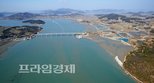  안좌도와 팔금면을 연결한 신안1교 연육교 사진.= 나광운 기자