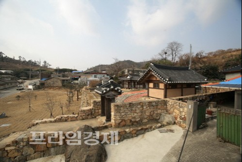  안좌도에 있는 중요민속자료 251호 김환기 화가 의 생가. = 나광운 기자