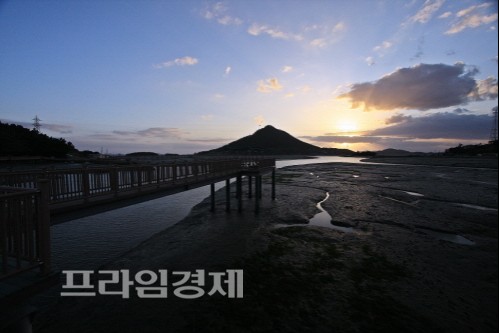  반월도와 박지도를 연결한 해상목교 천사의 다리에 석양이 들고 있다. = 나광운 기자