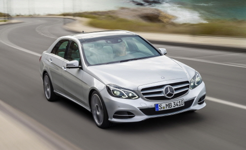  더 뉴 E250 CDI 4MATIC 아방가르드는 벤츠의 전통과 우아함을 가장 잘 구현하고 있으며, 전체적으로 부드러운 곡선을 활용한 외관 디자인은 특유의 우아함을 표현하는 동시에 역동성도 살렸다. ⓒ 메르세데스-벤츠 코리아