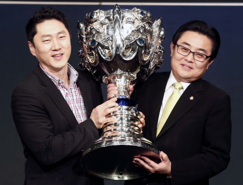 오진호 라이엇 게임즈 한국대표(왼쪽)와 전병헌 KeSPA 회장(오른쪽)이 '소환사의 컵'(가운데)을 들고 있다. ⓒ 라이엇 게임즈