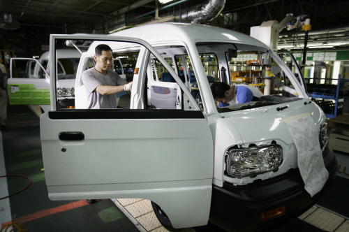  정부 교통부와 환경부가 기준 이하로 배출가스를 줄이라 명령했지만, 한국GM은 개발 비용이 많이 든다는 이유로 다마스와 라보를 단종하겠다고 맞서면서 양측이 골머리를 앓고 있다. ⓒ 한국GM