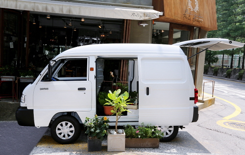 한국GM은 소상공인의 선호 차량인 다마스와 라보의 생산 연장을 위해 정부와 협의를 진행 중이며, 내년에도 공장 라인에서 다마스와 라보를 지속적으로 생산할 방안을 검토 중이다. ⓒ 한국GM