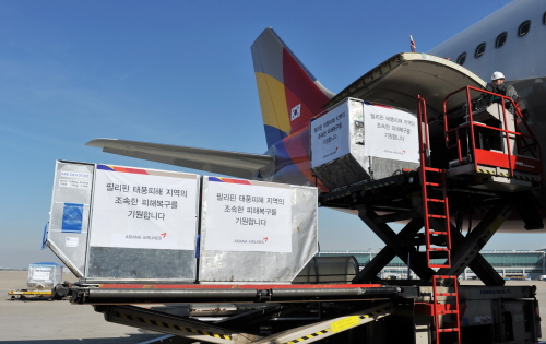  아시아나항공은 지난 2011년 1월 사회공헌팀을 신설해 '함께 비상하는 아름다운 세상'이라는 슬로건을 제정하고, 글로벌 리딩 항공사에 걸맞게 사회공헌활동 영역을 넓혀가고 있다. ⓒ 아시아나항공