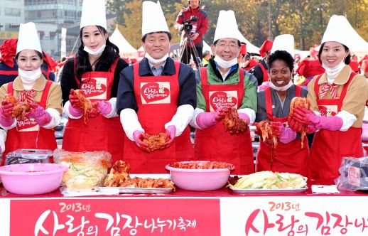  한국야쿠르트와 서울시가 13일 서울광장에서 각계각층의 서울시민 3000여명이 참석한 가운데 '사랑의 김장나누기 축제'를 개최했다. ⓒ 한국야쿠르트