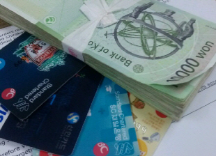  신용 과다가 곧 세계경제의 암초로 작용할 전망이다. 신흥국의 버블 붕괴시 여파가 닥칠 경우 우리나라는 특히 취약한 주택관련대출이 문제가 될 우려가 있다. 역전세 등으로 연쇄 붕괴가 발생할 고리를 끊을 대비책이 요청된다. ⓒ 프라임경제