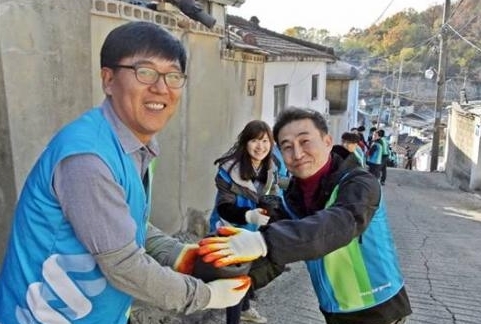  SC은행 직원들이 서울 중계본동에서 사랑의 연탄 나눔 행사를 진행하고 있다. ⓒ SC은행