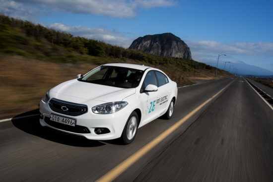  가속페달을 밟는 즉시 전기 모터의 힘을 100% 낼 수 있는 SM3 Z.E.는 성인 3명이 타고도 순간적인 힘이 엄청날 정도로, 뛰어난 가속 성능을 자랑한다. Ⓒ 르노삼성자동차