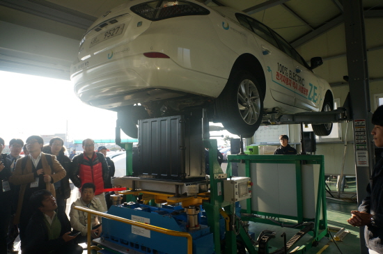  르노삼성이 SM3 Z.E.의 짧은 주행거리를 보안하기 위해 완충시 135km를 달릴 수 있는 배터리를 8~10분 내에 교환할 수 있는 '퀵드롭 시스템'을 마련했다. = 전훈식 기자