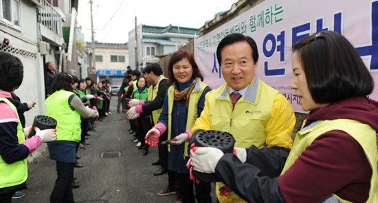  강운태 광주광역시장은 본격적인 겨울 추위를 앞두고 소외계층이 따뜻한 겨울을 보낼 수 있도록 14일 오후 3시30분 북구 우산동에서 열린 &lsquo;사랑의 연탄 나눔&rsquo; 행사에 참석했다.ⓒ광주광역시