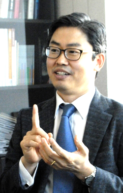  건설부동산마케팅협동조합의 최용석 대표. 일이라는 건 삶 속에서의 나눔이라고 외치고 있다.  = 정수지 기자