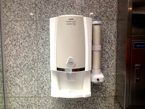  구강청결제는 양치 후 1~2분 정도 입안을 헹구는 정도로 사용하는 것이 좋다. 구강청결제는 치료가 아닌 예방 목적으로 제조된 만큼 양치를 소홀히 한 채 장기간 사용하면 오히려 잇몸에 좋지 않은 영향을 미칠 수도 있다. = 노병우 기자