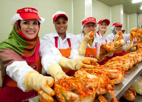  '동원 양반김치 김장투어'에 참가한 일반 소비자들이 직접 담근 김치를 선보이고 있다. ⓒ 동원F&B