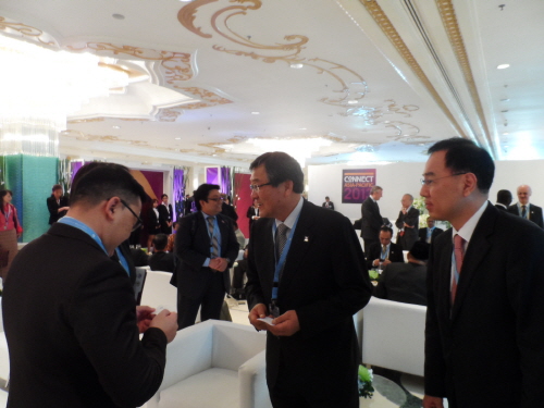  최문기 미래창조과학부 장관이 18일 'Connect Asia-Pacific Summit' 행사에 참석해 '아&middot;태지역 비전 2020'의 구체적 실현방안을 논의하고, 각국 정상 및 실무 장관 등과 아태지역 ICT 발전을 위한 공동선언문을 채택했다. 최 장관이 행사 시작 전, 각국 대표단 및 참가자들과 환담을 나누고 있다. ⓒ 미래부