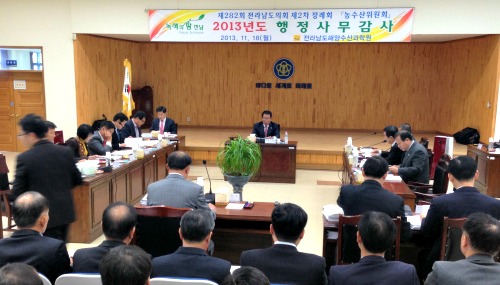  전남도의회 농수산위원회(위원장 양경수)는 18일 해양수산과학원(원장 최연수)에 대한 행정사무감사를 벌이고 있는 가운데 최연수 원장은 전남도의 수산분야  기후변화 대응 대책에 대해 보고했다.  ⓒ장철호 기자