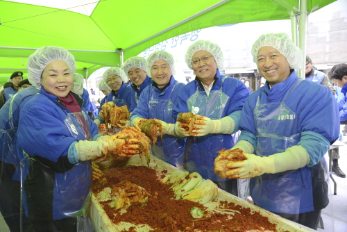  윤용암 삼성자산운용 사장(오른쪽 첫번째), 박근희 삼성생명 부회장(오른쪽 두번째), 김창수 삼성화재 사장(오른쪽 세 번째)이 '사랑의 김장 담그기' 봉사활동에 참여하고 있다. ⓒ 삼성생명