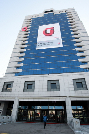  스마트몰 입찰담합에 대한 공정위 입장에 이변은 없었다. 공정위에 따르면 지난주 KT&middot;포스코ICT&middot;피앤디아이앤씨&middot;롯데정보통신에 최종결정이 담긴 의결서를 통보했다. 이에 KT는 71억원이 넘는 과징금 폭탄을 맞을 예정이다. ⓒ KT